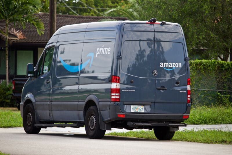  Amazon admits its drivers sometimes have to pee in bottles